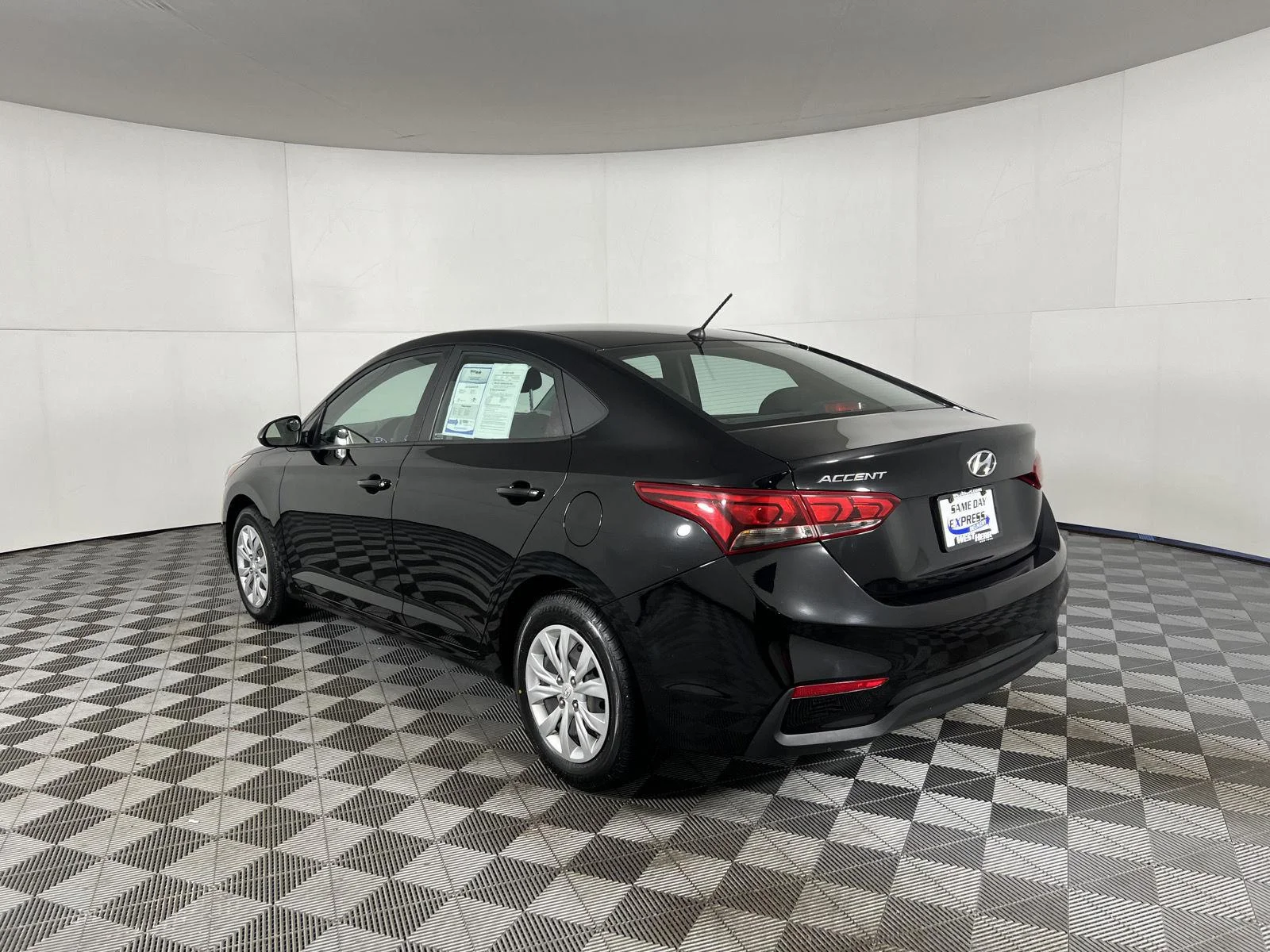 Used 2022 Absolute Black Hyundai SE image 7