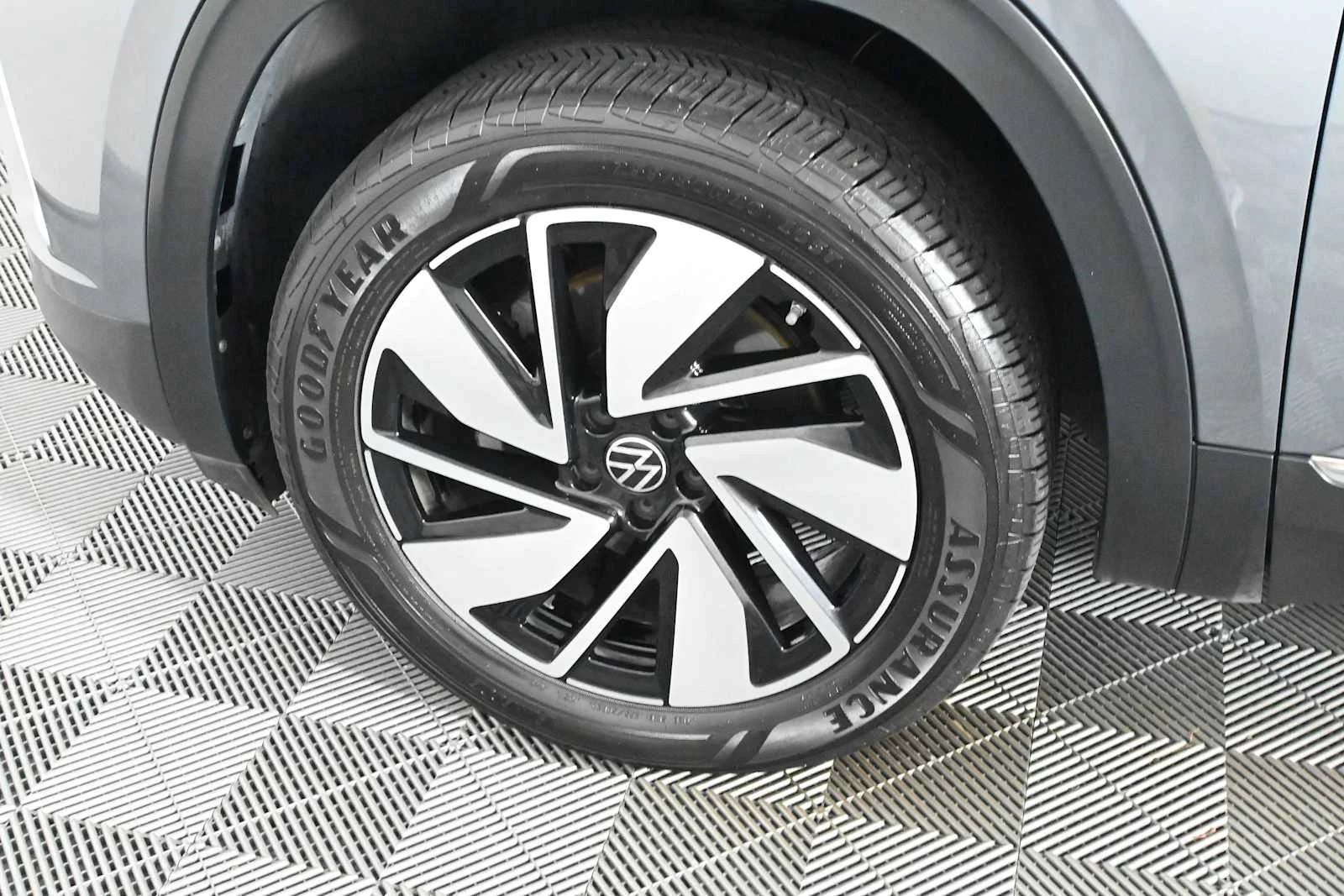 Certified Used 2024 Platinum Gray Metallic Volkswagen 2.0T SEL image 32