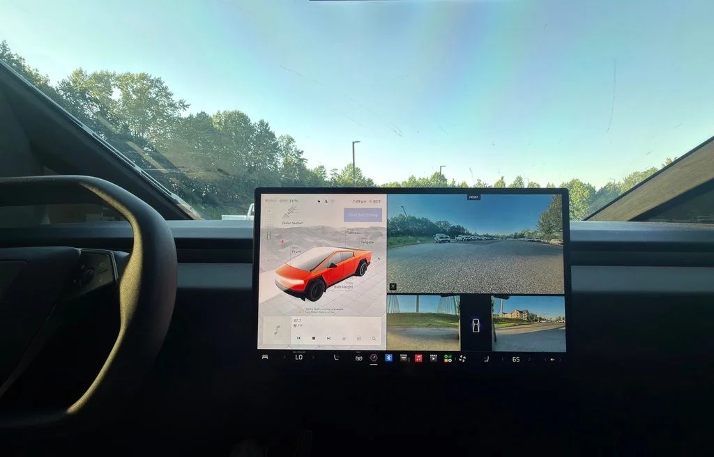 Used 2025  Tesla Base image 31