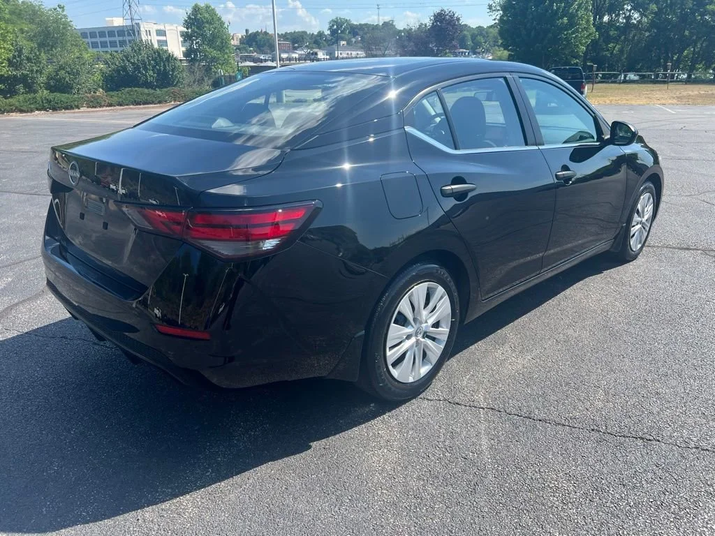 Used 2024  Nissan S image 9