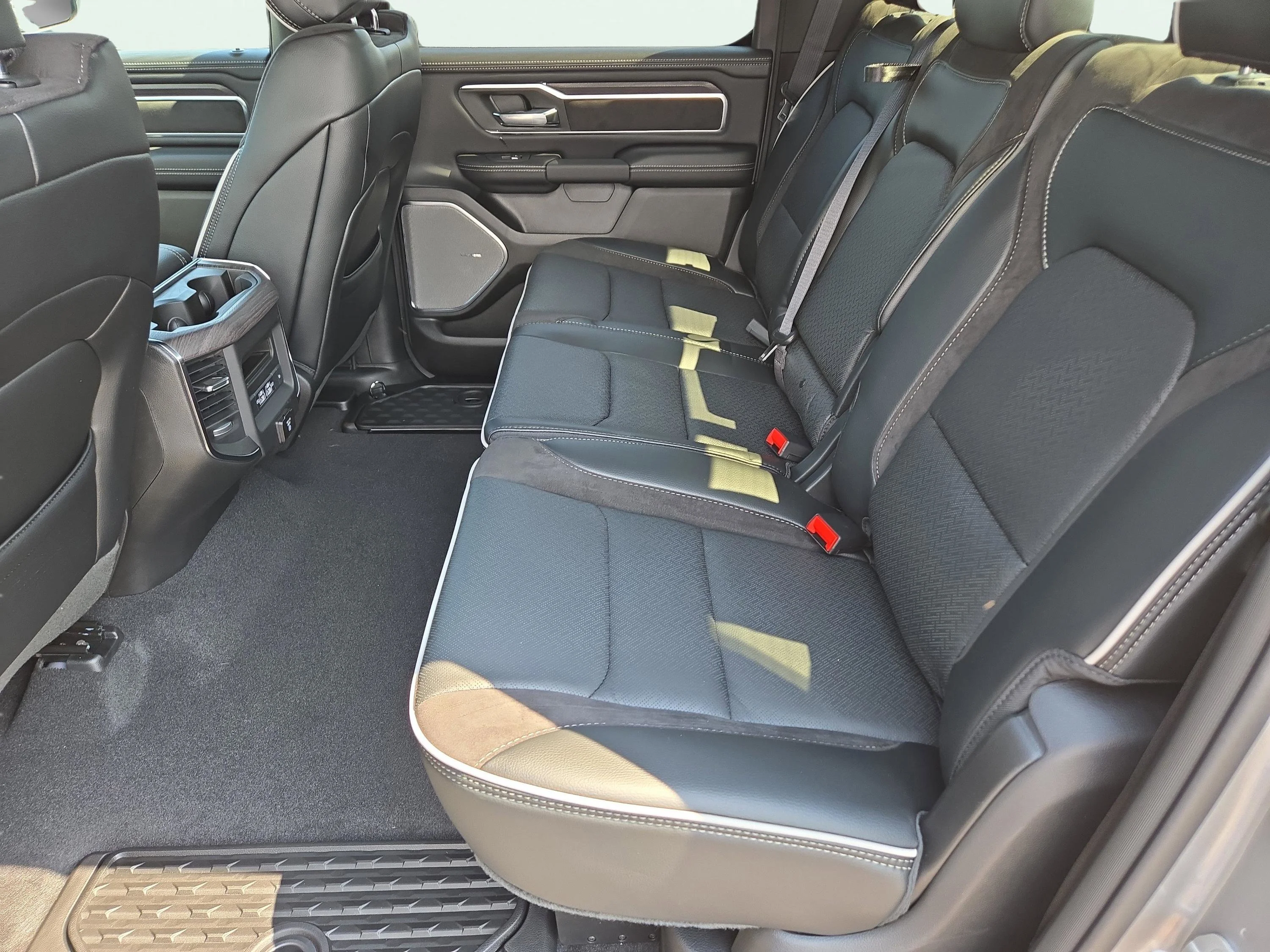2026 RAM 1500 Laramie - Photo 18