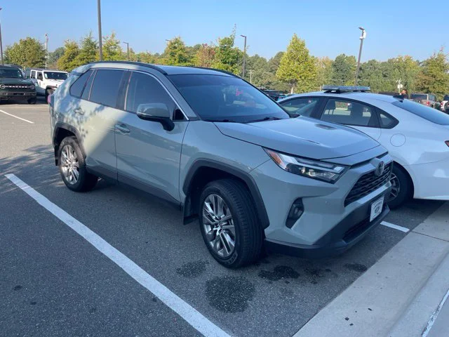 Used 2022  Toyota XLE Premium image 2