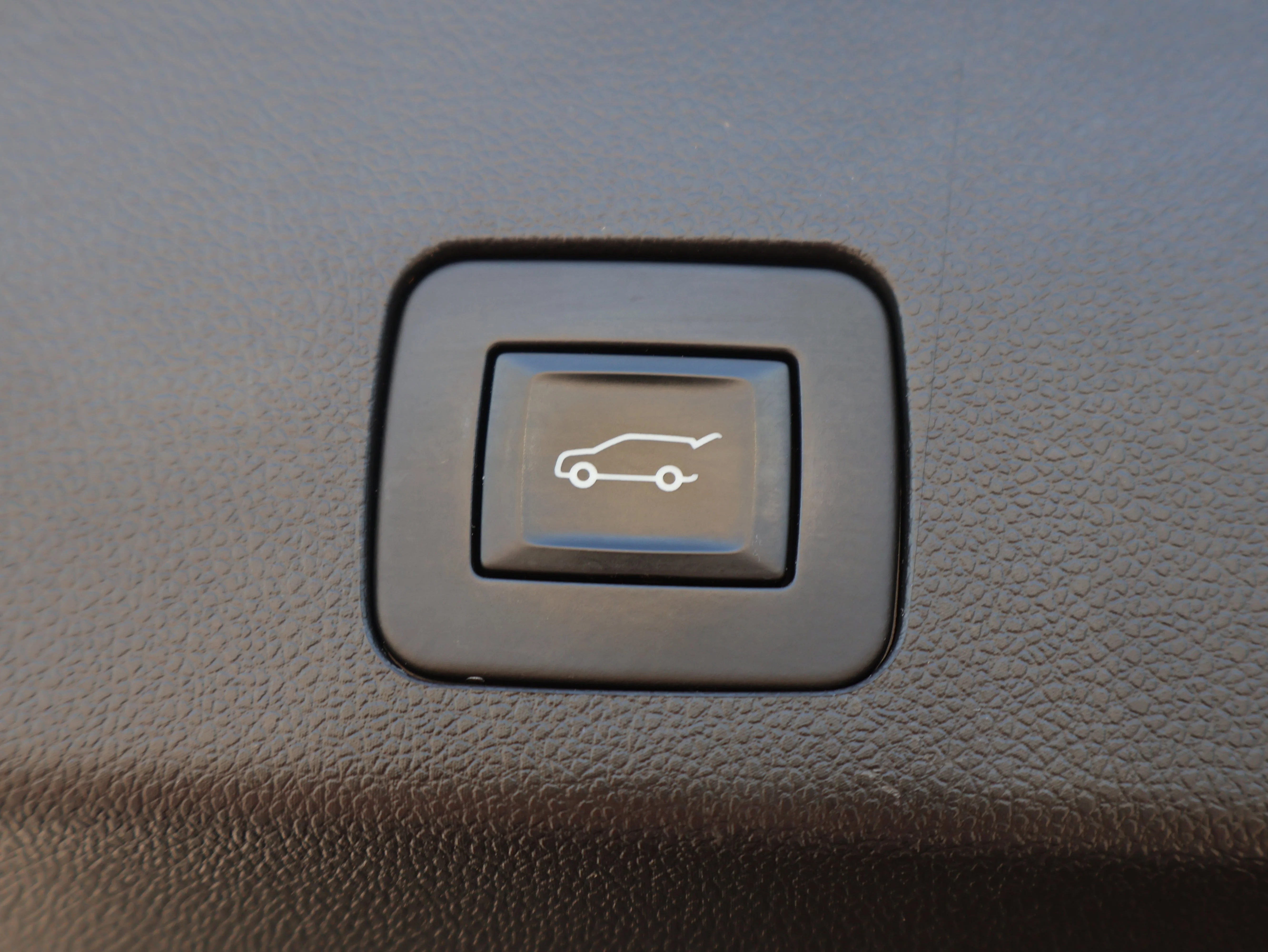 Used 2023 White Frost Tricoat Buick Essence image 16