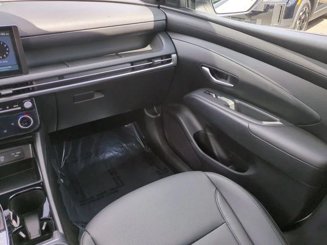 Used 2025 White Hyundai SEL image 17
