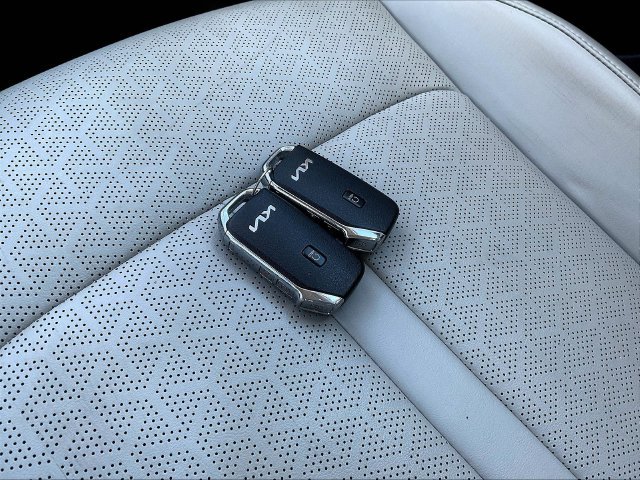 Used 2023 White Kia S image 37