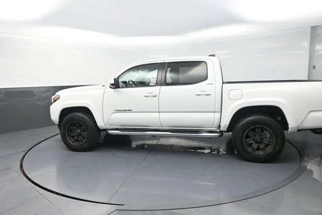 Used 2022 White Toyota SR5 image 45