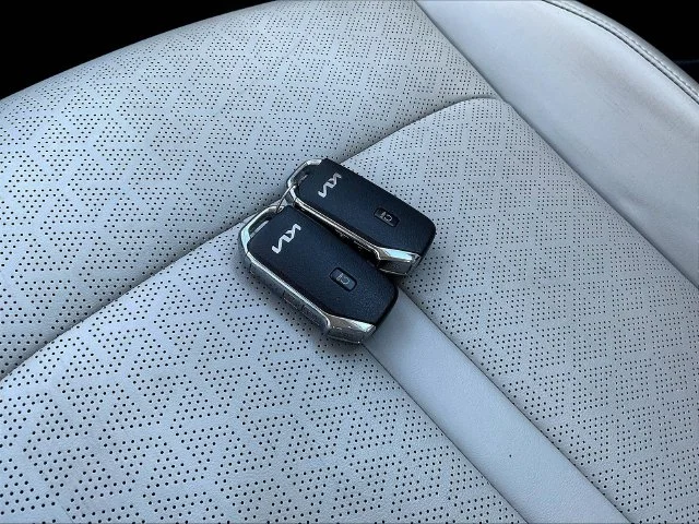 Used 2023 White Kia S image 37