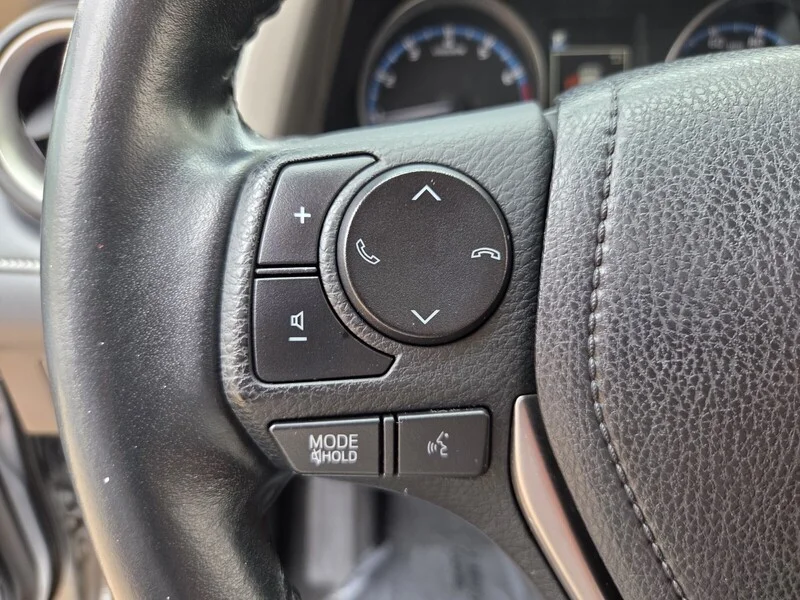 Used 2018 Silver Sky Metallic TOYOTA XLE AWD image 34