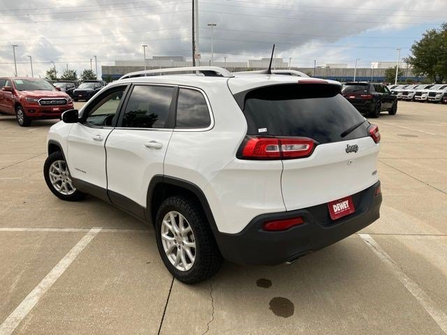 Certified Used 2017 Bright White Clearcoat Jeep Latitude image 5