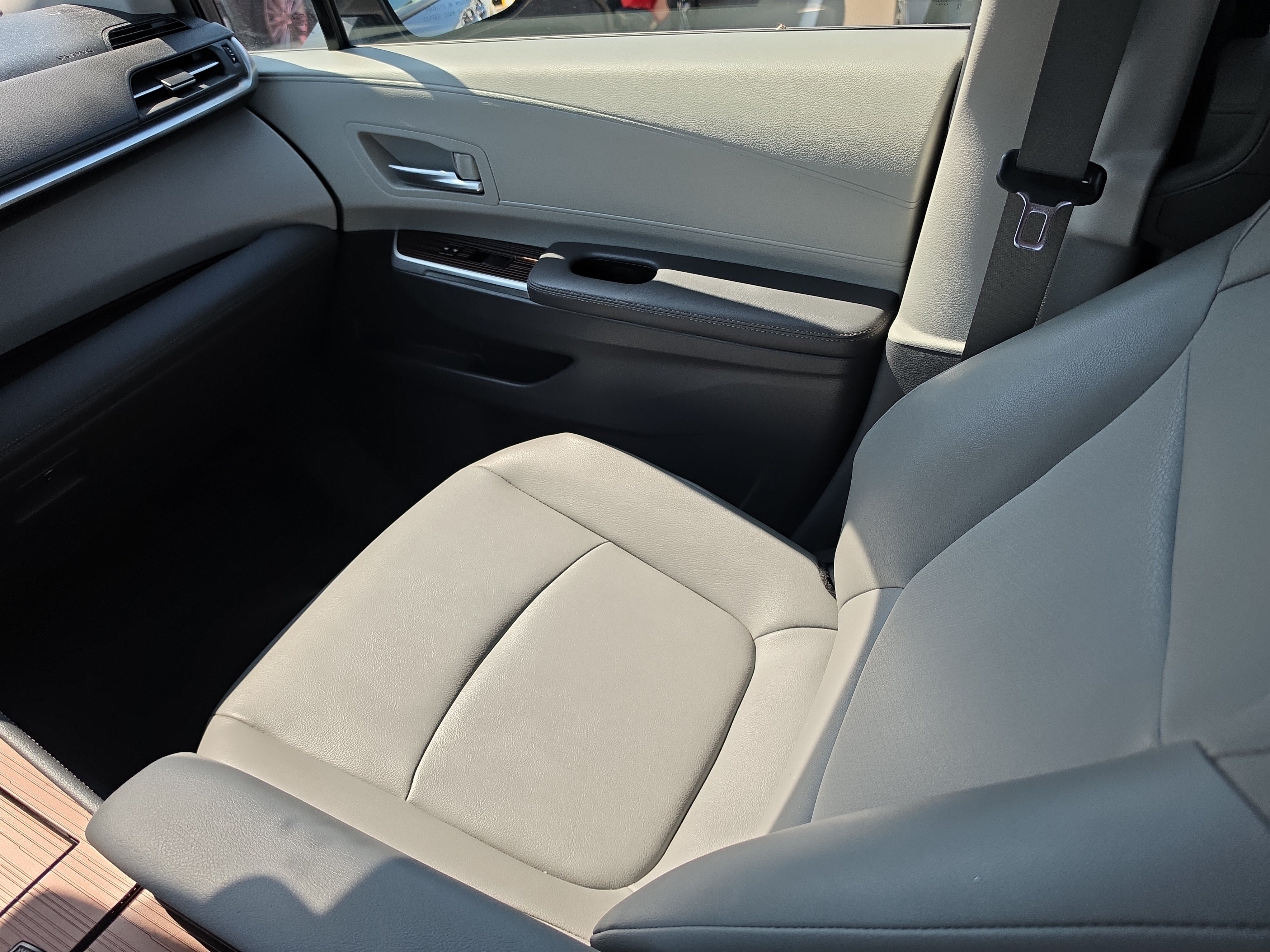 Used 2022 Sunset Bronze Mica Toyota XLE image 16