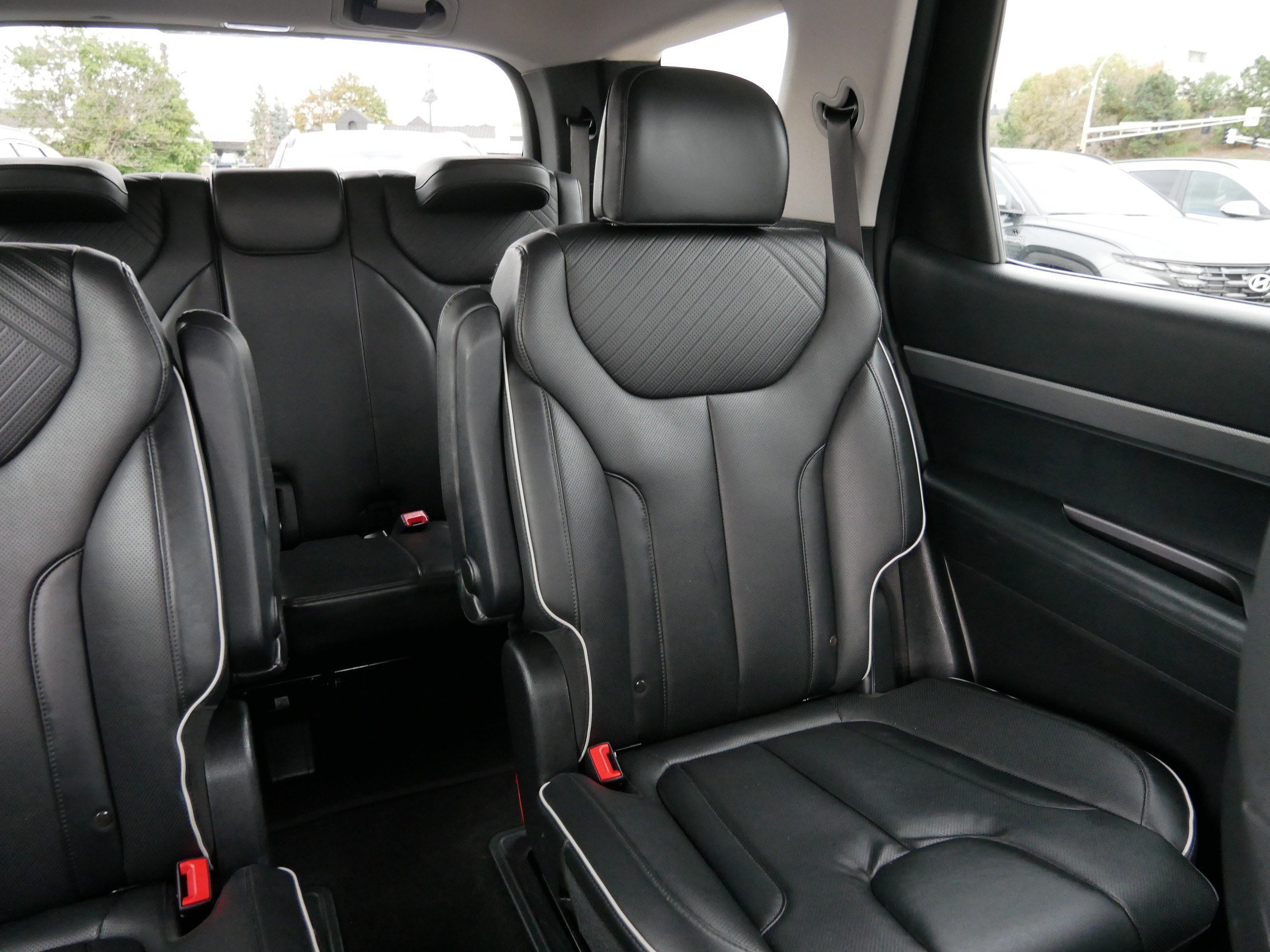 Certified Used 2024 Hyper White Hyundai SEL 7P image 14