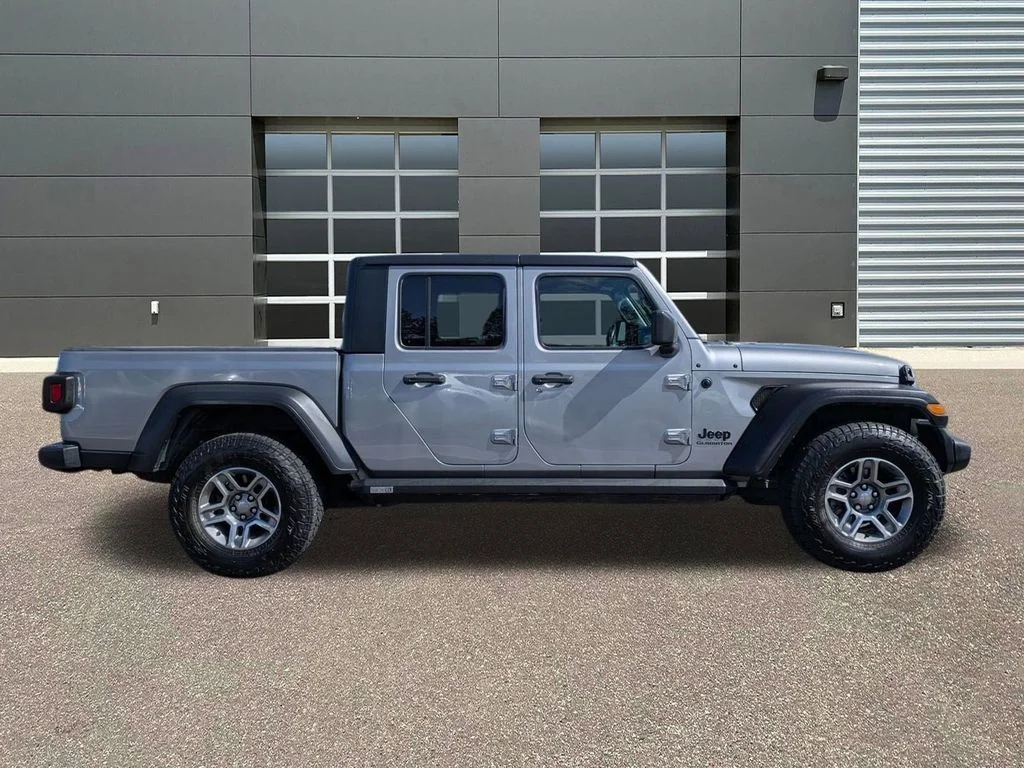 Used 2020 Billet Silver Metallic Clearcoat Jeep Sport S image 4
