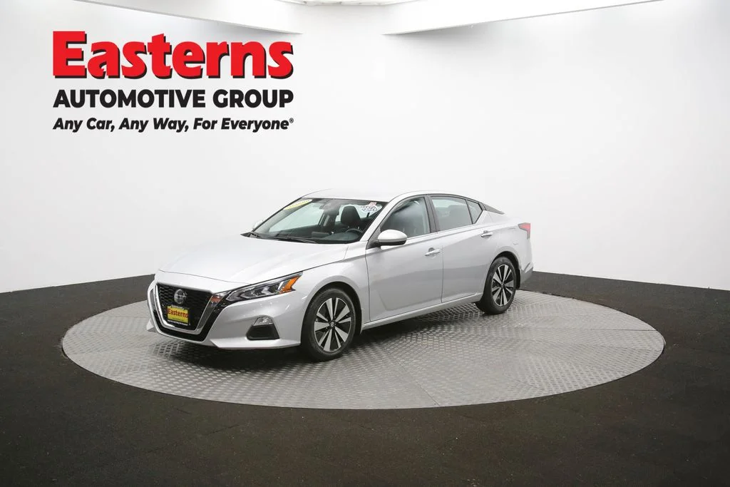 Used 2022 Silver Nissan 2.5 SV image 55