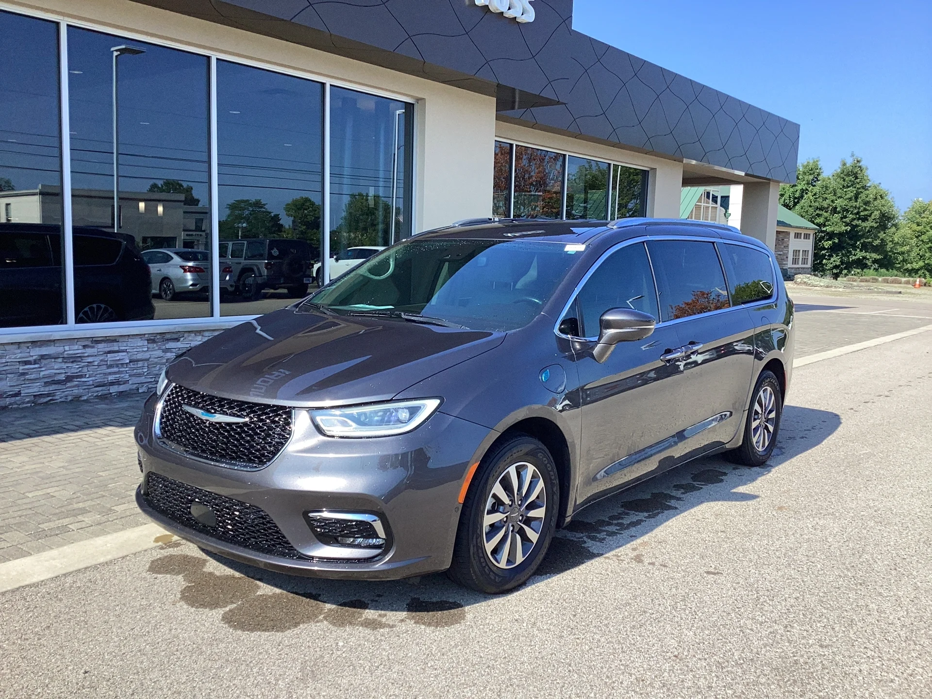 Used 2021 Granite Crystal Metallic Clear Coat Chrysler Touring L image 8