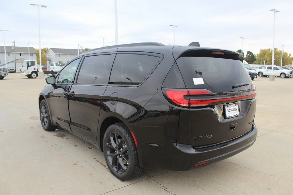 New 2026 Diamond Black Crystal Pearl-Coat Exterior Paint Chrysler Limited image 5