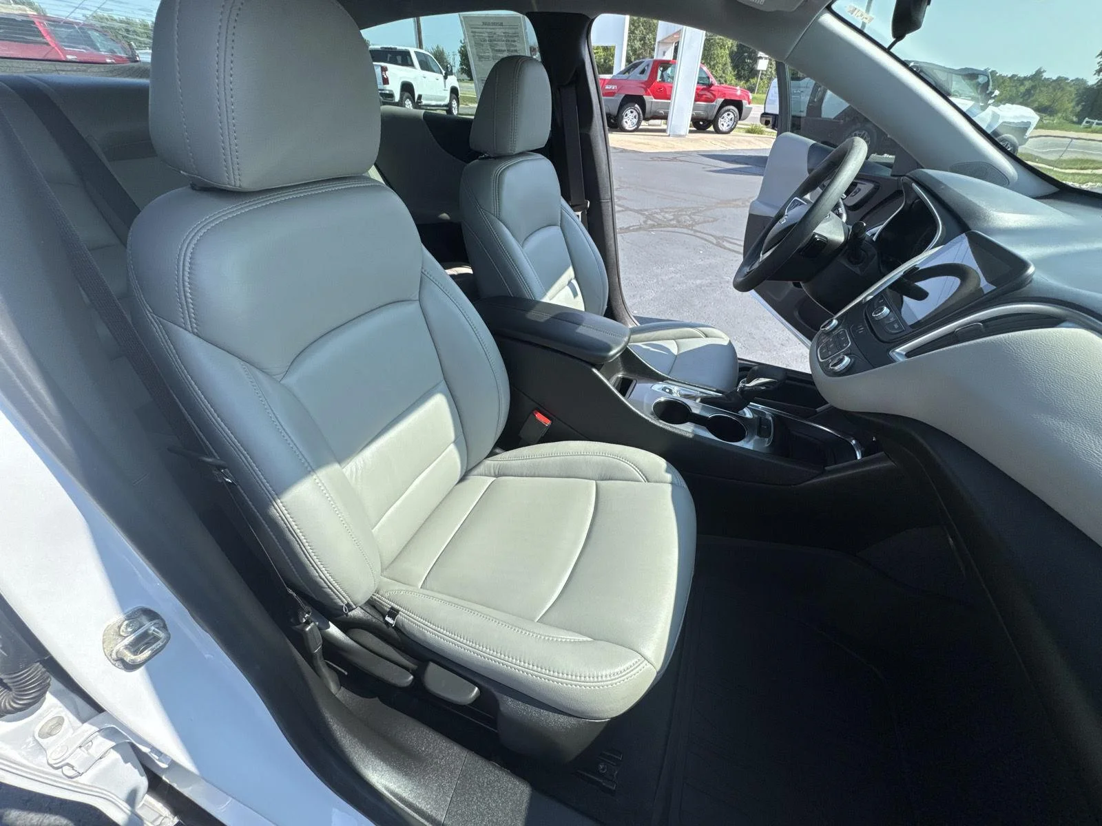 Used 2023 SUMMIT WHITE Chevrolet LT image 16