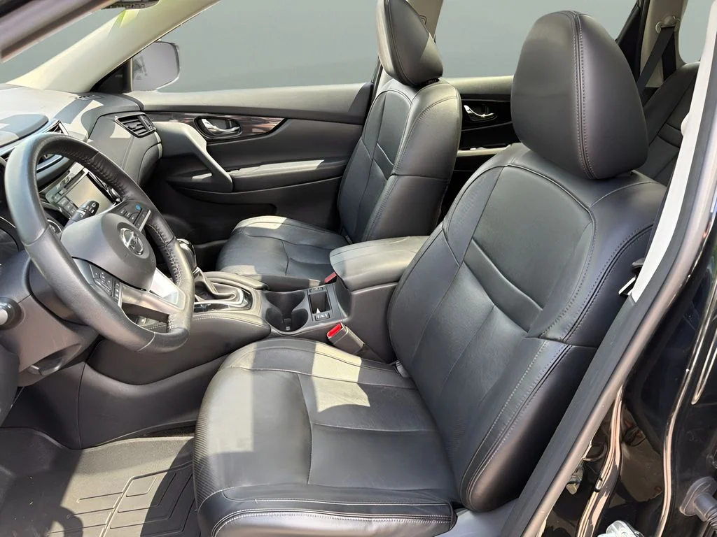 Used 2019 Black Nissan SL image 9