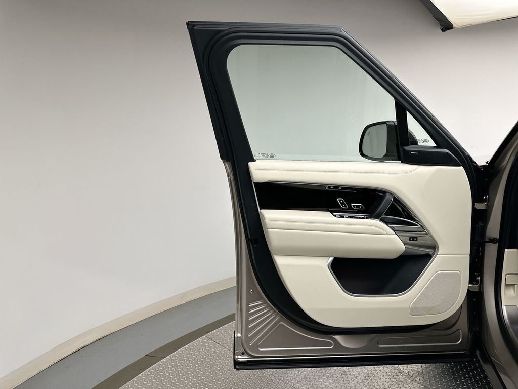 Used 2023 Batumi Gold Premium Metallic Land Rover SE image 22