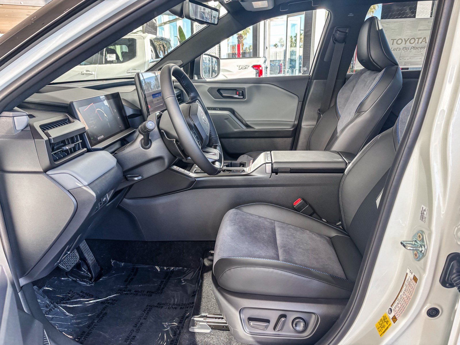 New 2026 Wind Chill Pearl with Midnight Black Metallic roof <sup>1</sup> Toyota  XSE image 19