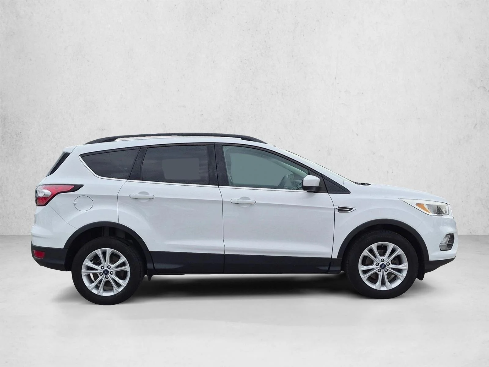 Used 2018 Oxford White Ford SE image 4