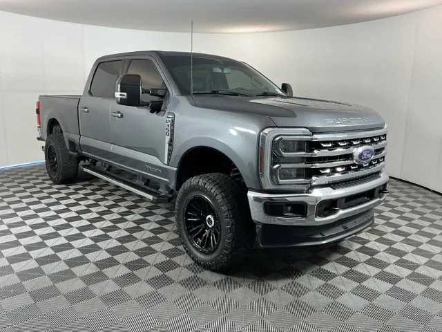Used 2024  Ford Lariat image 3