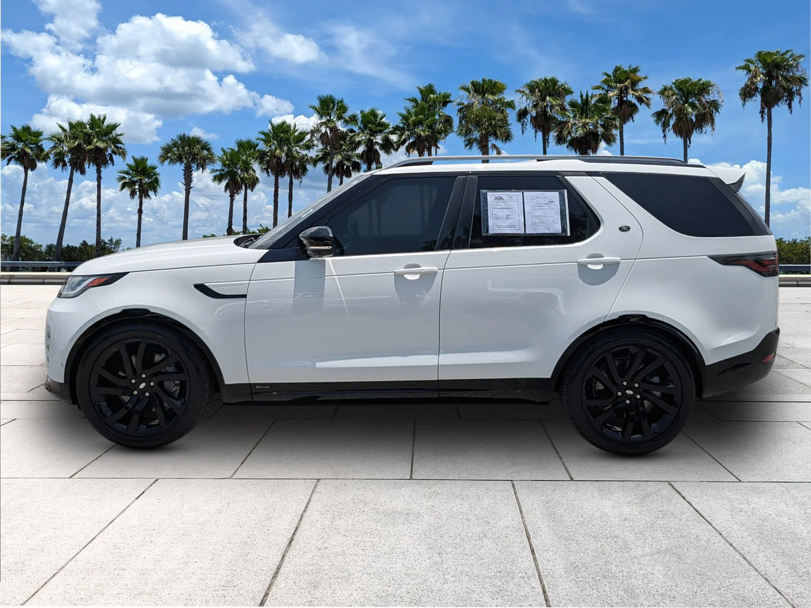 Used 2021 Fuji White Land Rover S R-Dynamic image 4
