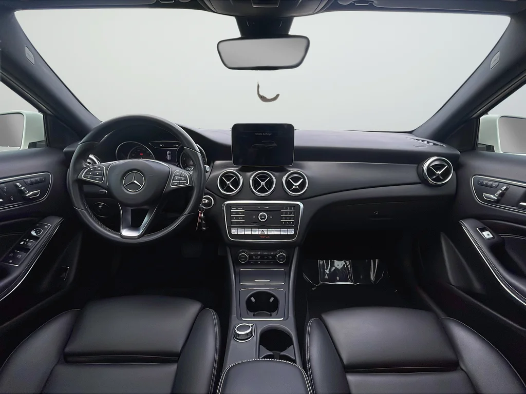 Used 2018 White Mercedes-Benz GLA 250 image 12