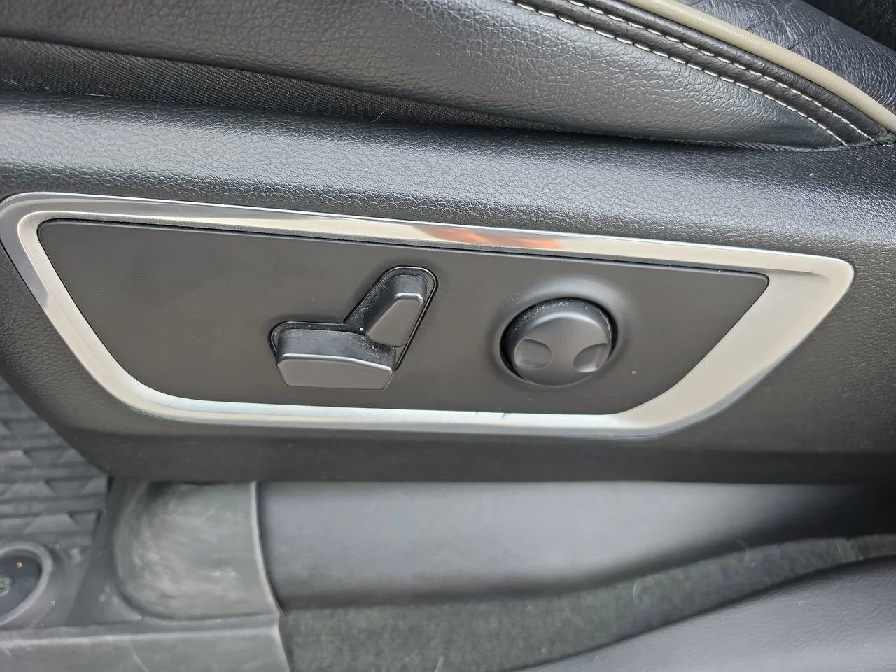 Used 2023 Granite Crystal Metallic Clearcoat Ram Laramie image 26