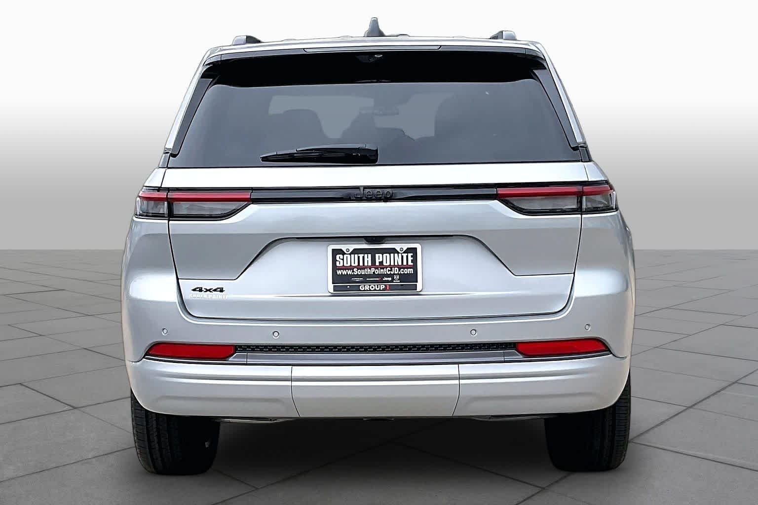 New 2026 Silver Zynith Exterior Paint Jeep Limited Reserve image 4