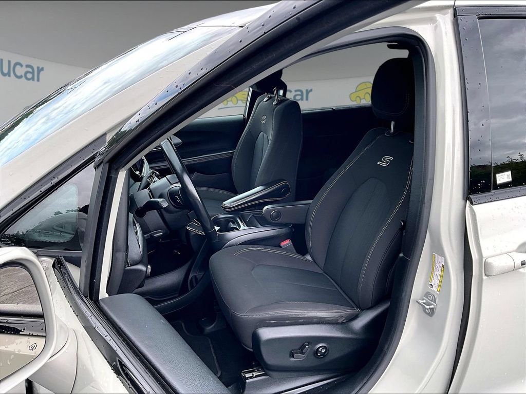 Used 2021 White Chrysler Touring image 10