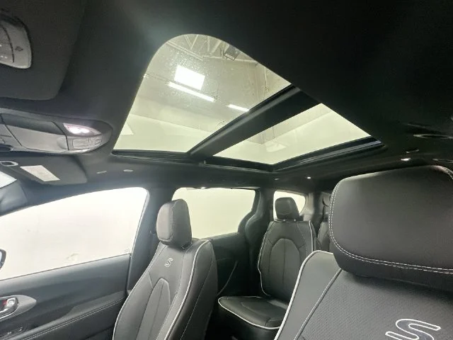 2026 Chrysler Pacifica Limited - Photo 18
