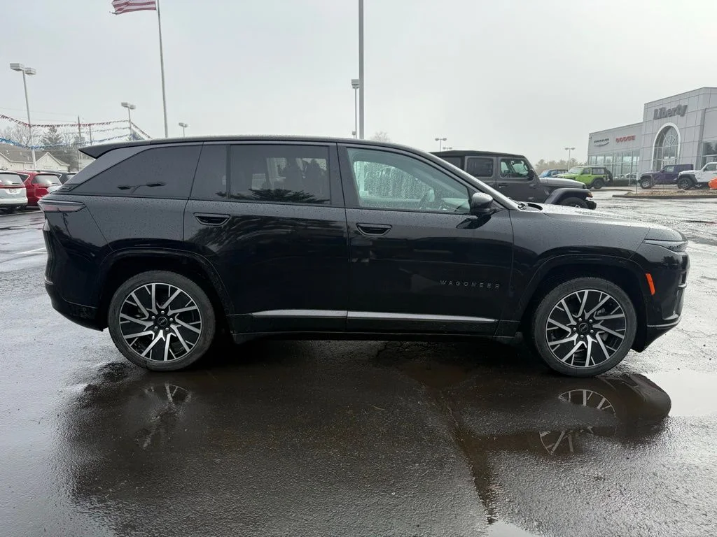 New 2025 Diamond Black Crystal Pearl-Coat Exterior Paint Jeep Limited image 2