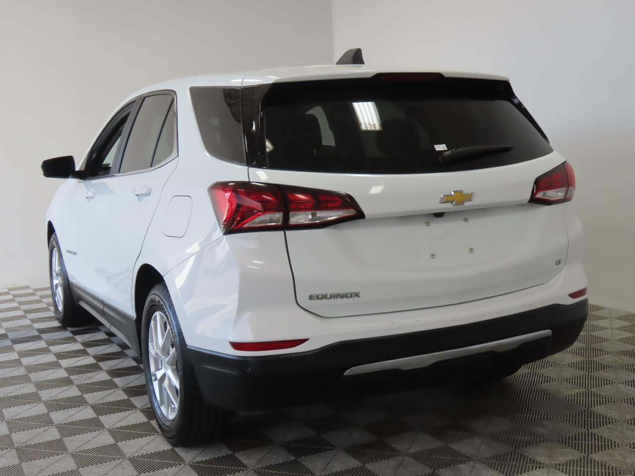 Used 2024 Summit White Chevrolet LT image 3