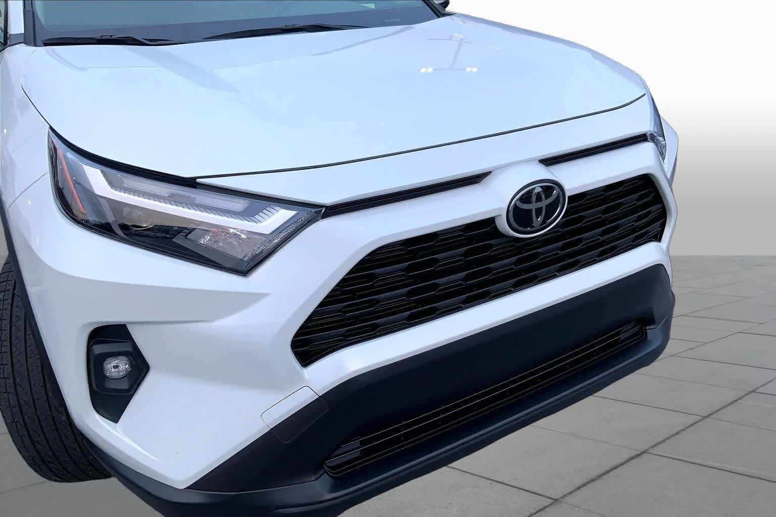 Used 2024 Wind Chill Pearl Toyota XLE Premium image 27