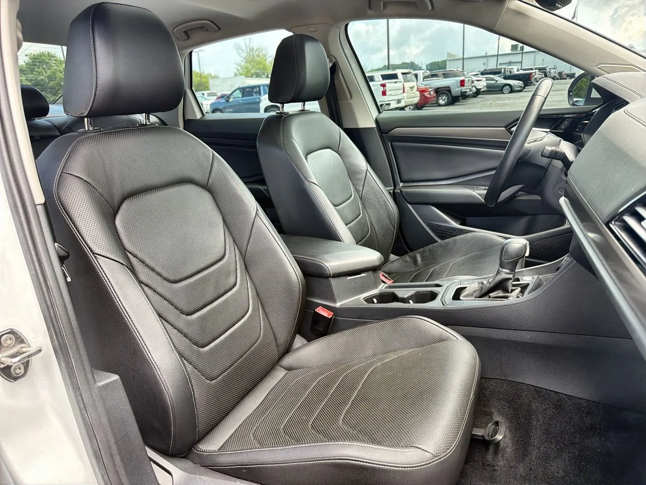 Used 2019 White Volkswagen 1.4T SEL Premium image 23