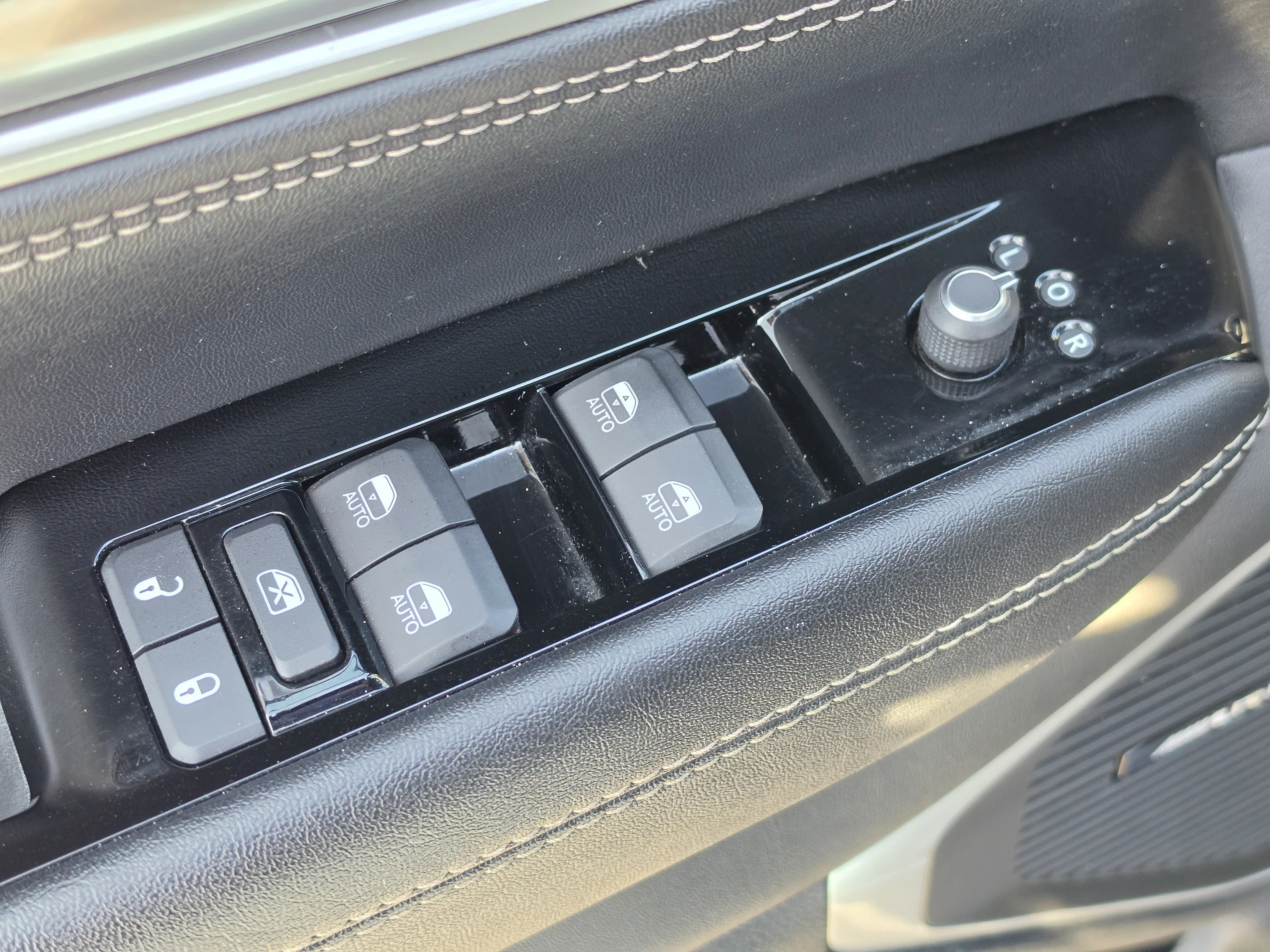 Used 2024 Diamond Black Crystal Pearlcoat Jeep Series II image 25