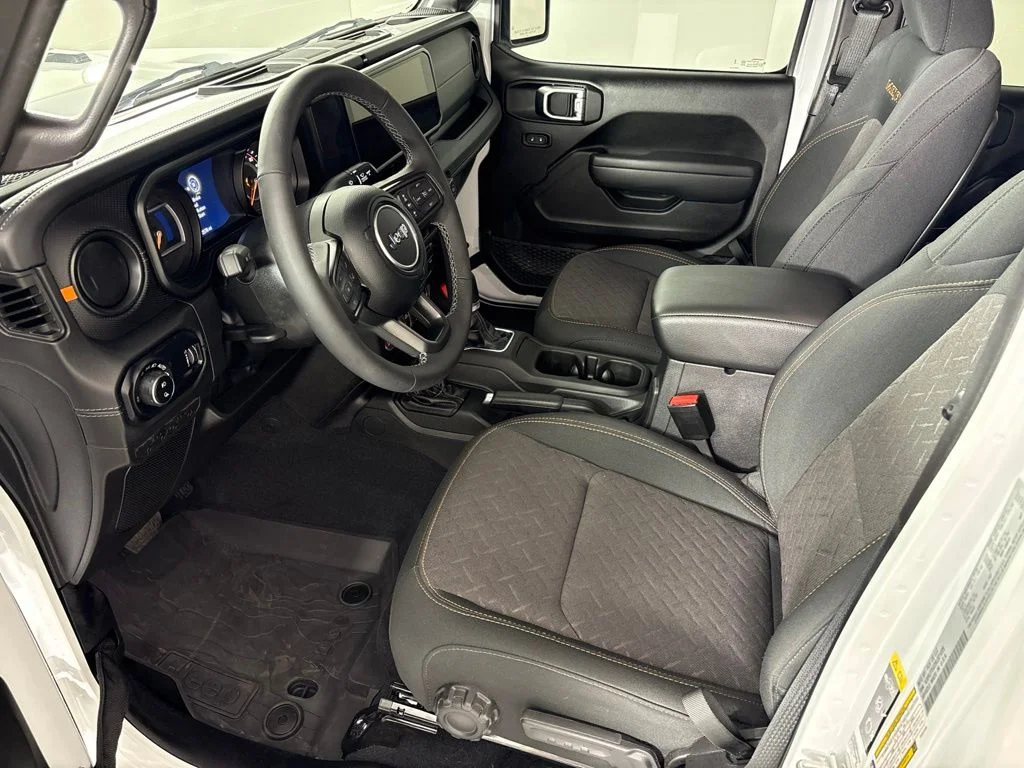 Used 2025 White Jeep Mojave image 29