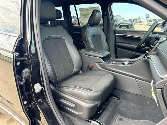 New 2027 High-Gloss Black Paint Jeep Laredo Altitude image 25