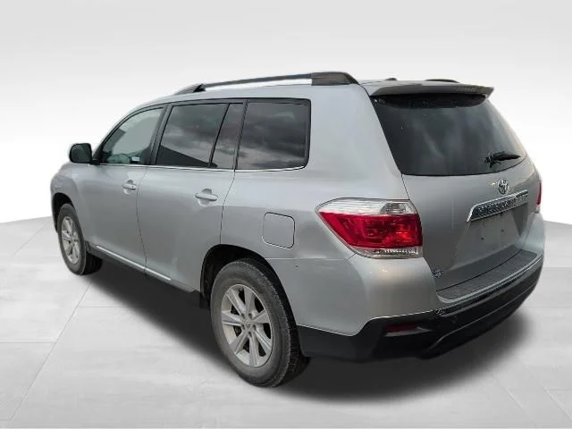 Used 2012 Silver Toyota SE image 6