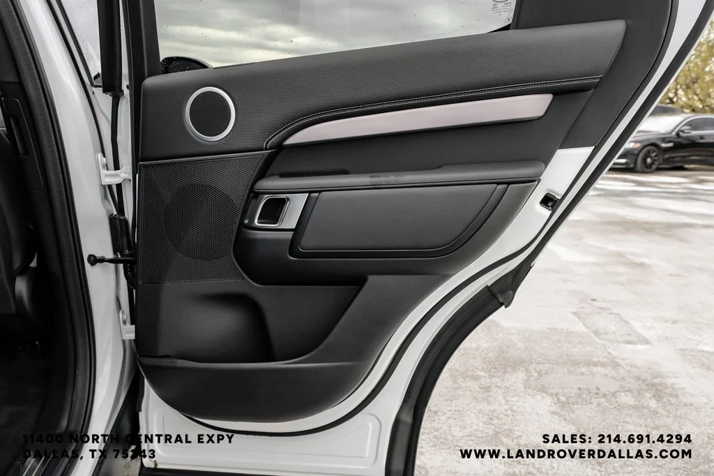 Used 2025 White Land Rover Dynamic SE image 43