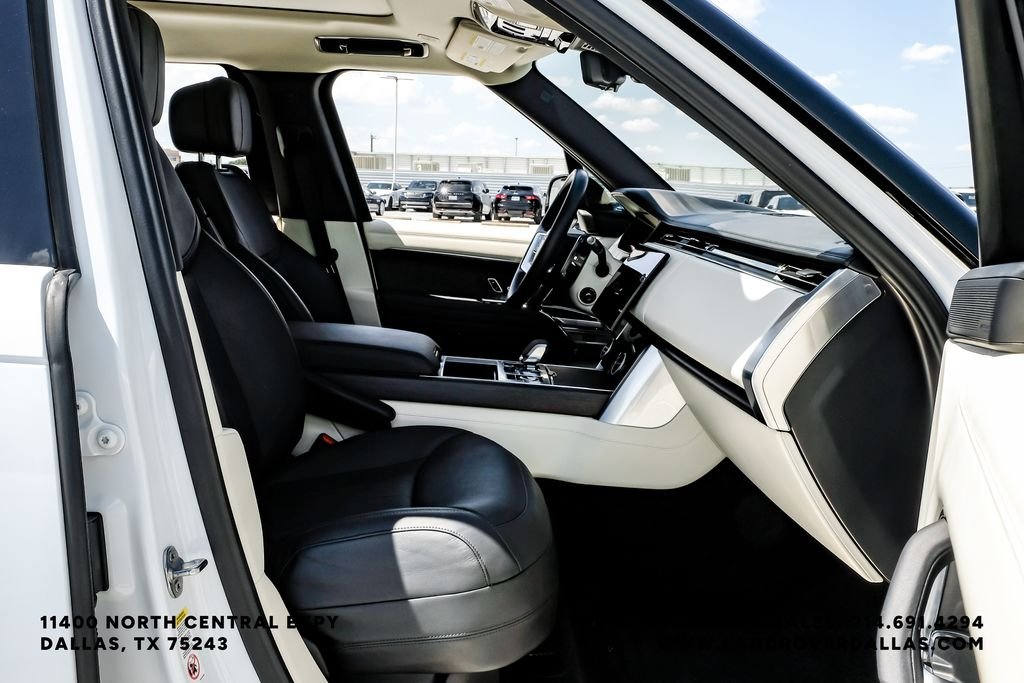 Used 2022 White Land Rover SE image 30