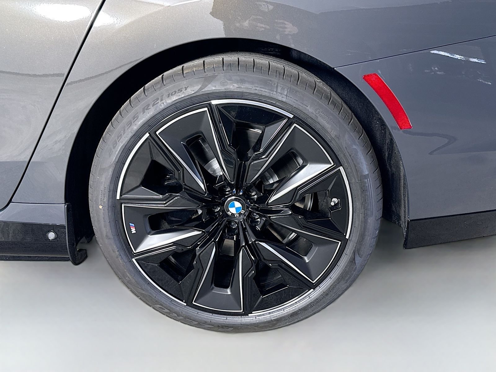 New 2026 Dravit Grey Metallic BMW 750e xDrive image 33