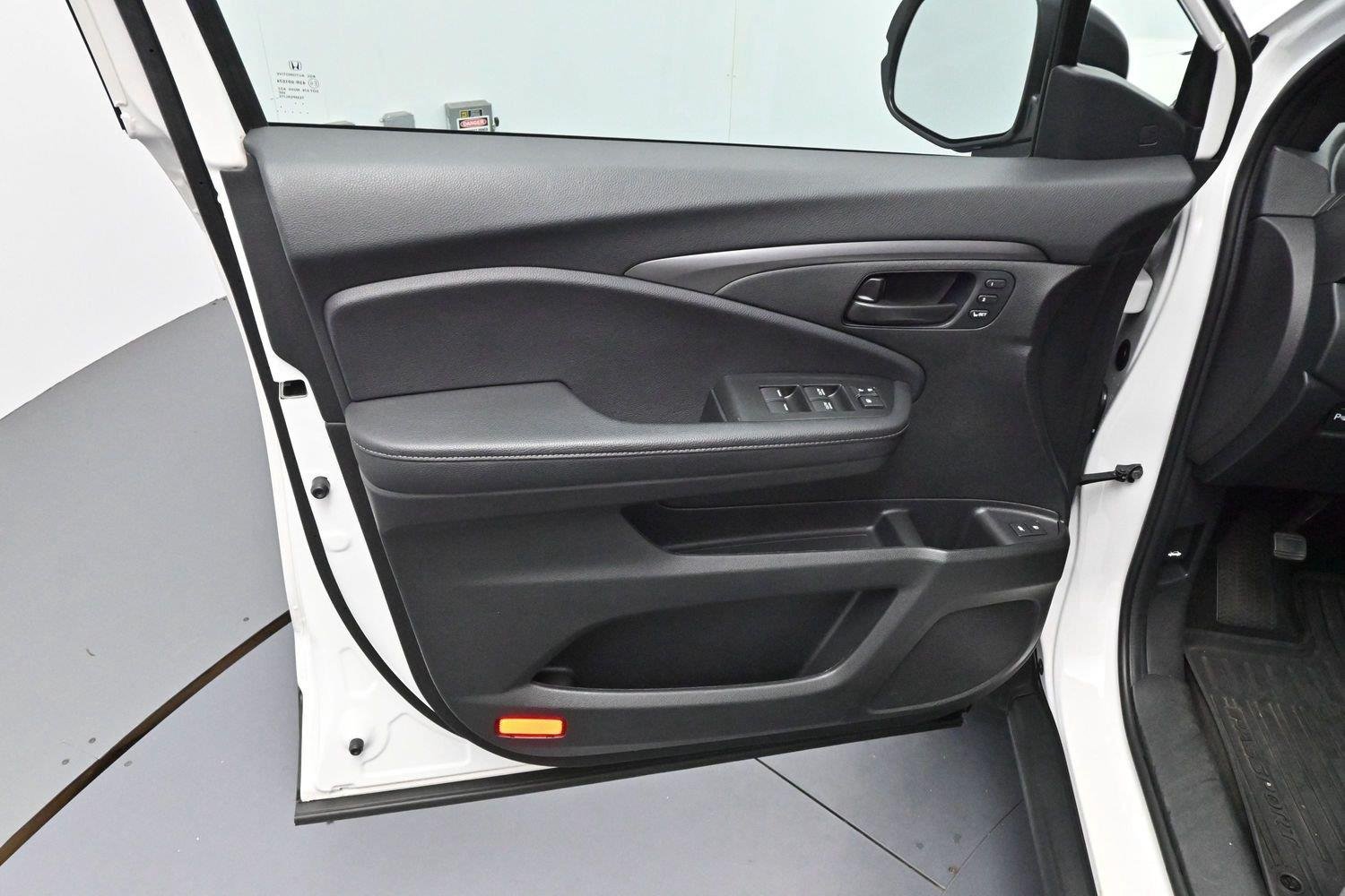 Used 2023 Platinum White Pearl Honda EX-L image 9