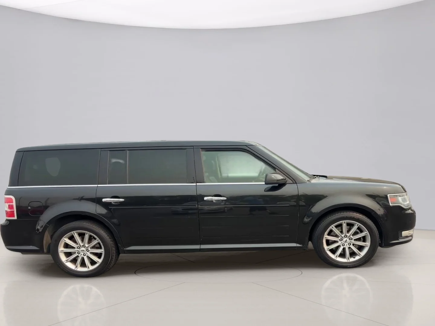 Used 2015 Black Ford LIMITED image 6