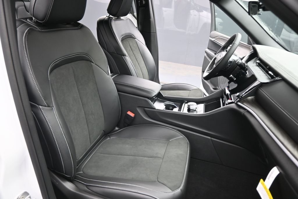 New 2026 Bright White Clear-Coat Exterior Paint Jeep Altitude image 27