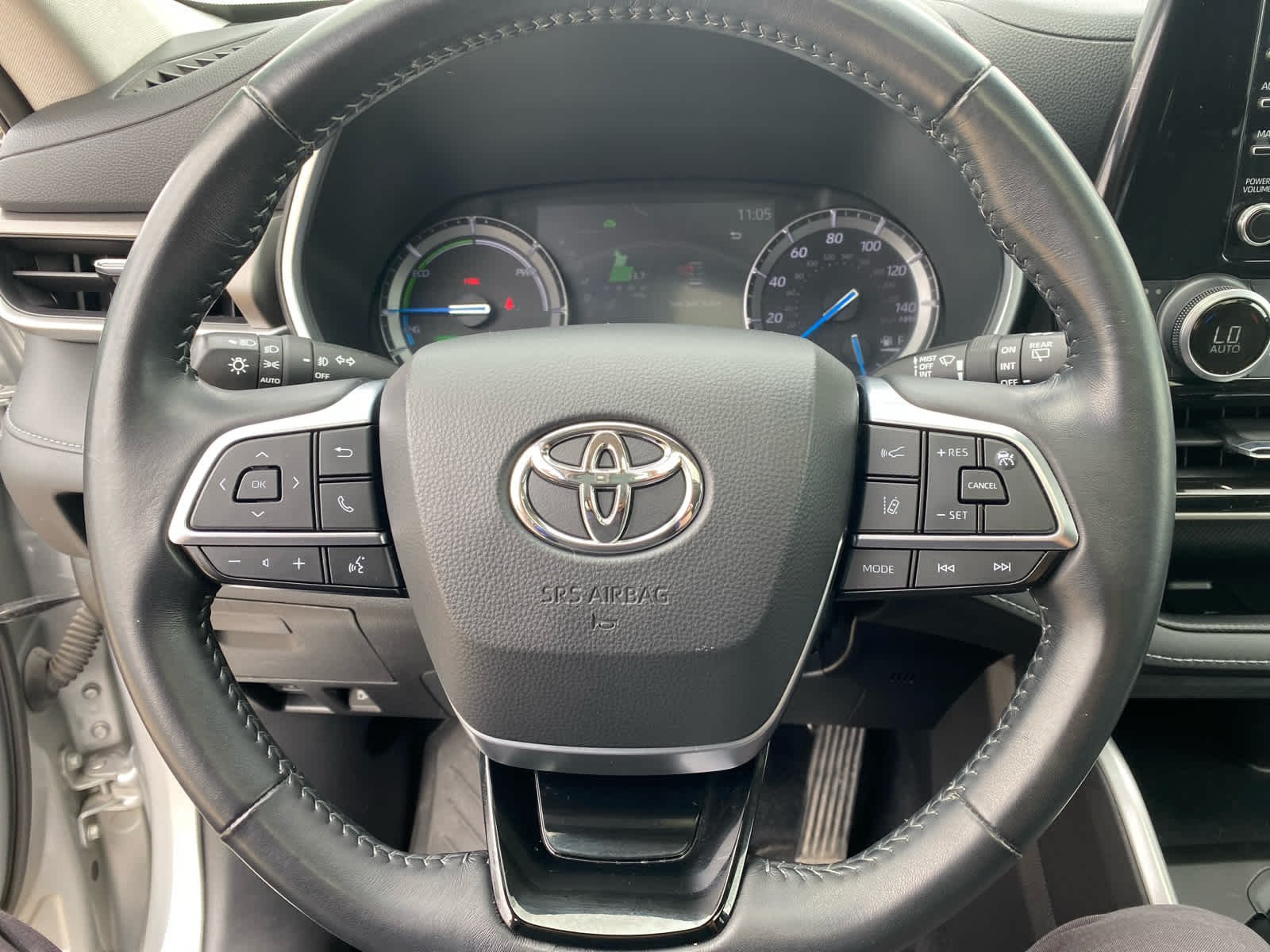 Used 2020  Toyota Hybrid XLE image 11