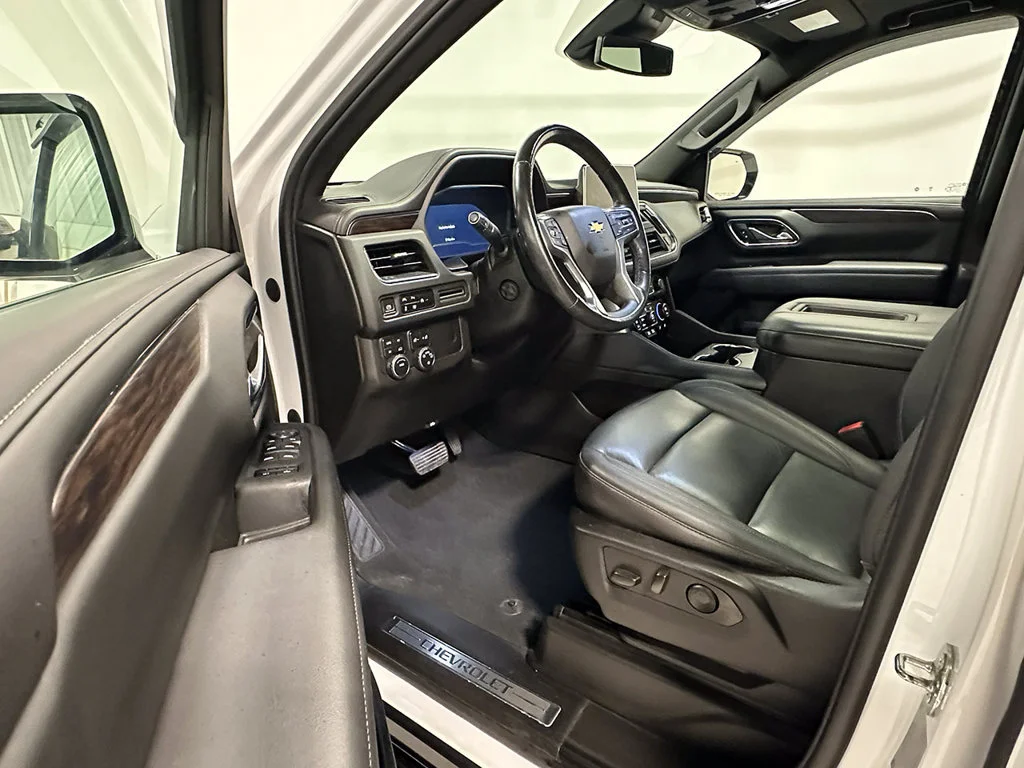 Used 2023 SUMMIT WHITE Chevrolet LT image 3