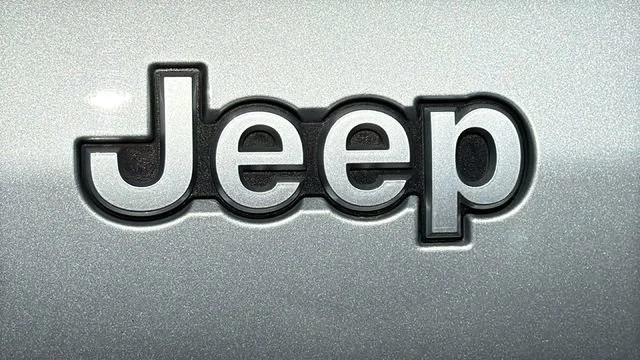 Used 2024 Silver Jeep Limited 4x4 image 28