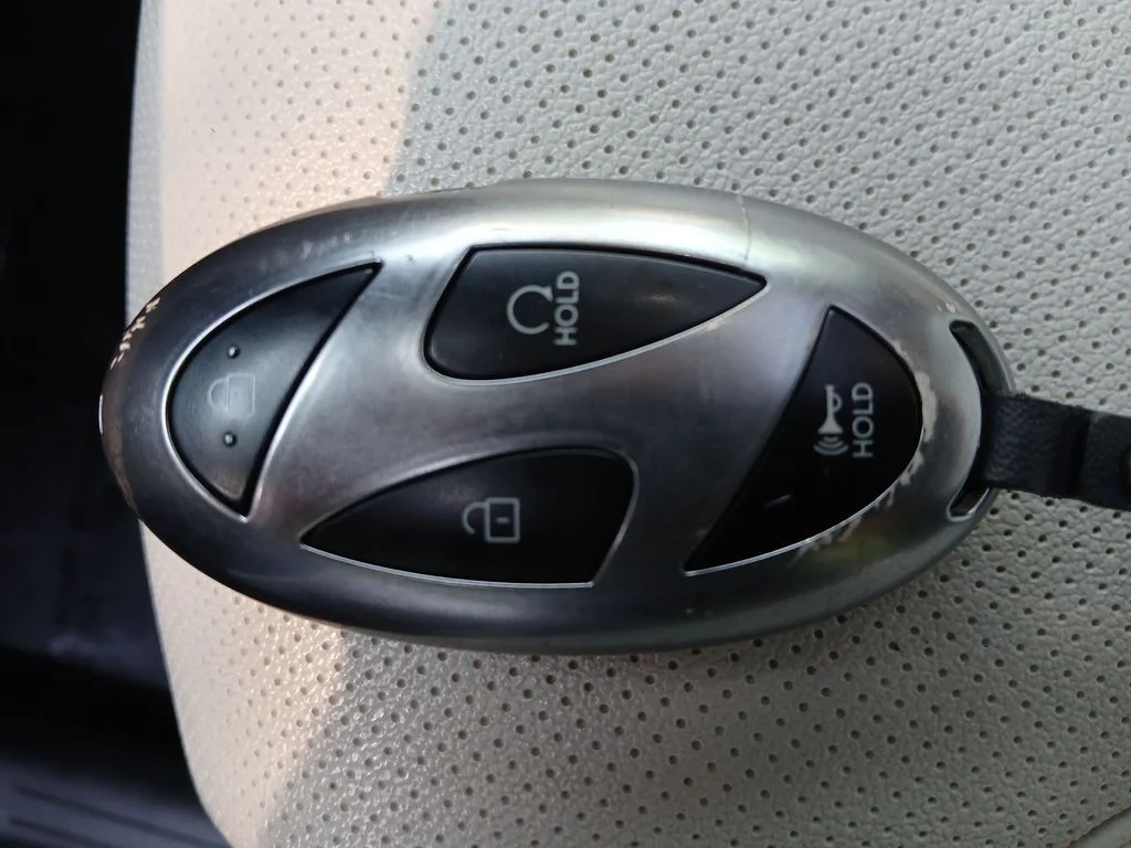 Used 2025 Black Hyundai SEL Convenience image 37