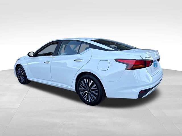 Used 2025 White Nissan SV FWD image 3